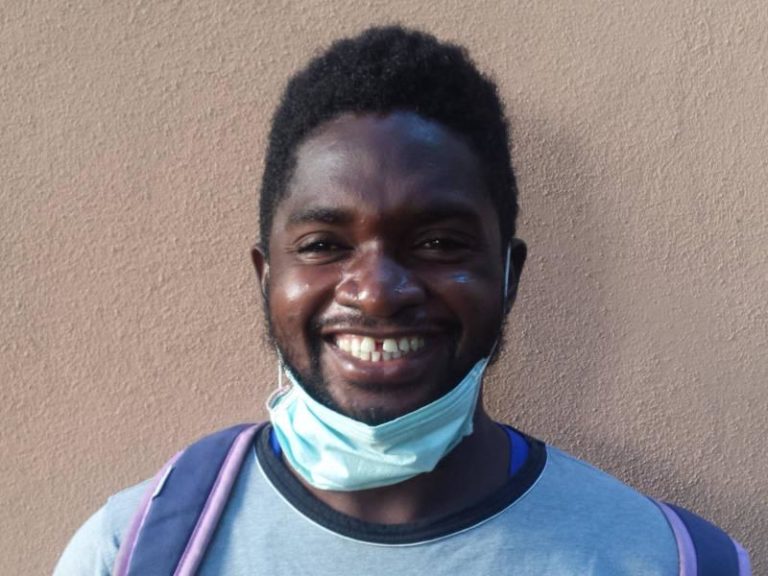 ‘Ciao, mi chiamo Peter e vengo dal Ghana. Ho 25 anni, aiuto l’ambiente e chi si trova in difficoltà’