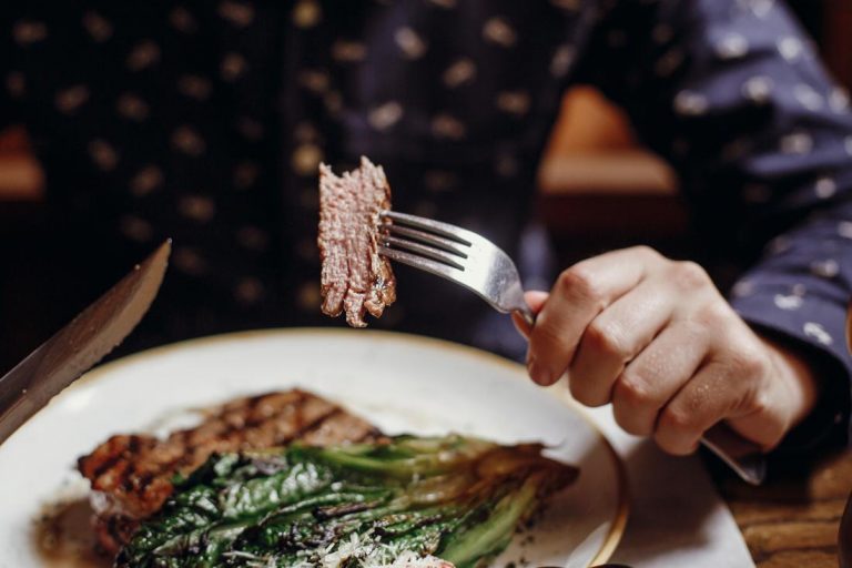Voli, carne e video streaming: a cosa gli italiani sono disposti a rinunciare per combattere i cambiamenti climatici