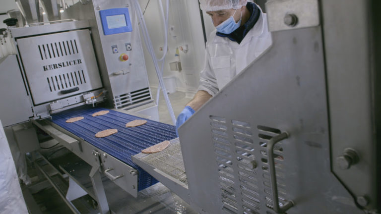 L’invasione del cibo spazzatura: su ARTE in italiano il documentario-inchiesta che racconta cosa c’è dentro un cordon bleu (e non solo)