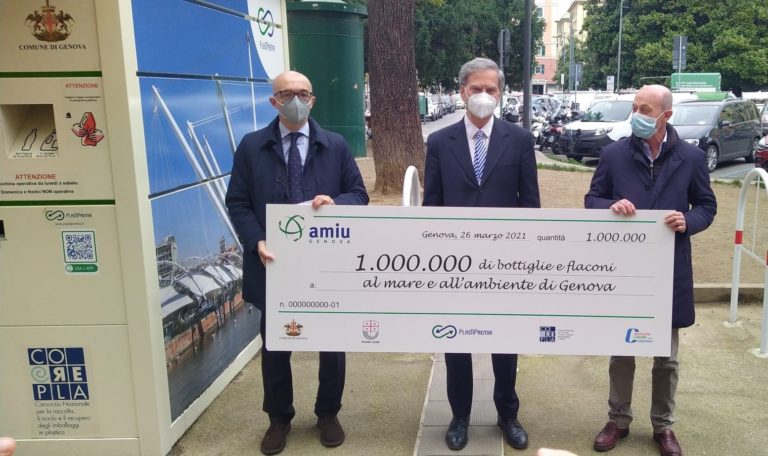 Premiata la milionesima bottiglia conferita negli ecocompattatori PlasTiPremia a Genova