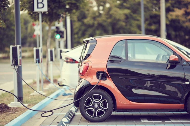 Incentivi auto elettriche 2025: in arrivo bonus fino a 11.000 euro per privati e imprese