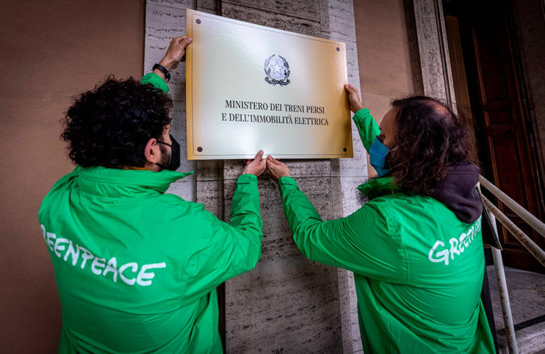 Recovery Plan. Attivisti di Greenpeace cambiano i nomi dei ministeri: ‘Il PNRR del governo Draghi è una finzione ecologica’