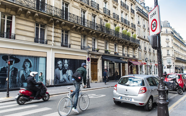 Rivoluzione a Parigi: dal 30 agosto limite di velocità a 30 km/h nella maggior parte delle strade