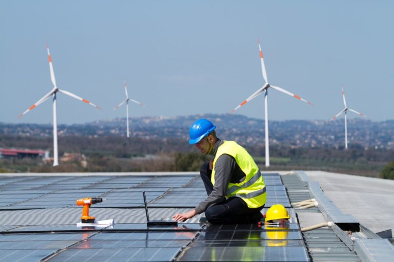 XXII Rapporto Green Italy: le imprese verdi affrontano meglio la crisi, ma per il 50% la transizione ecologica è più vincolo che opportunità