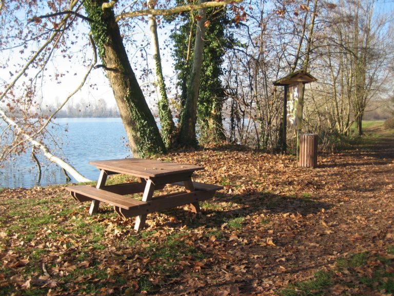 Milano, Parco Agricolo: inaugurata la prima area picnic di plastica riciclata al 100%