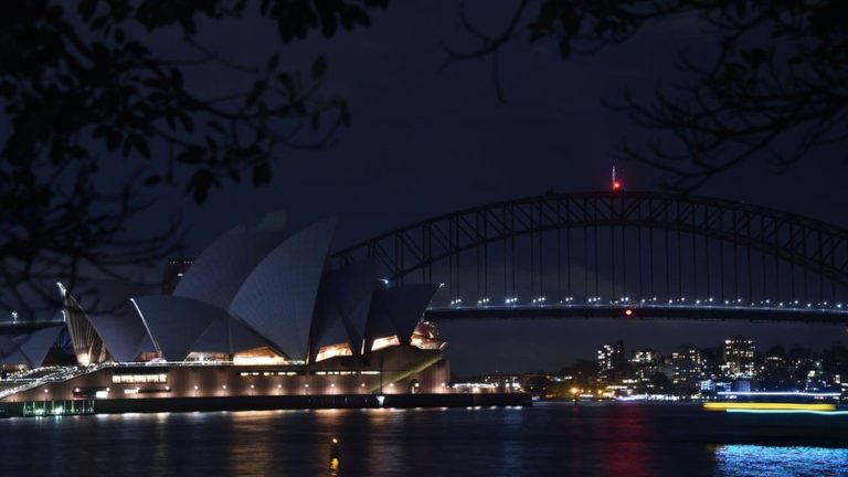 Earth Hour 2022, WWF: 192 Paesi hanno spento la luce per la pace, il clima e il Pianeta