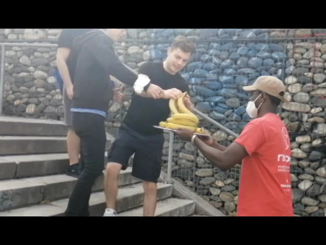 Food Circus! La street action contro lo spreco alimentare ha salvato e distribuito 88kg di banane al Parco Dora di Torino