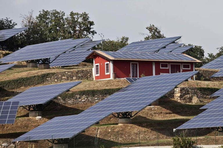 Rinnovabili in Italia: crescono gli investimenti  ma due progetti su tre attendono il via libera