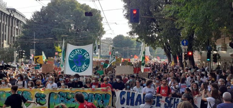 Fridays for Future, perquisizioni a Milano a casa di tre attivisti: “Intimidazioni, non ci scoraggiano”