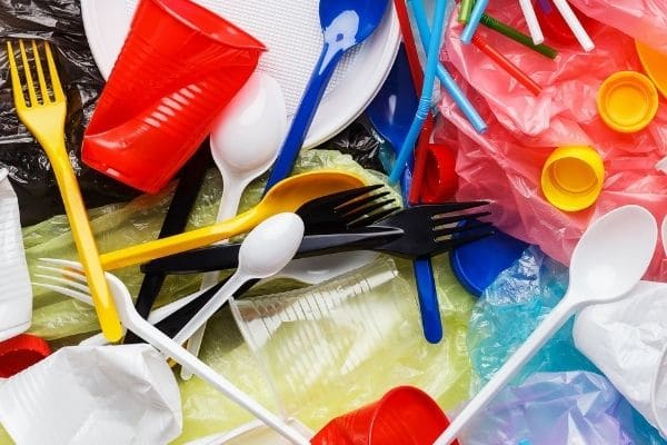 In Inghilterra saranno vietati posate e piatti in plastica monouso