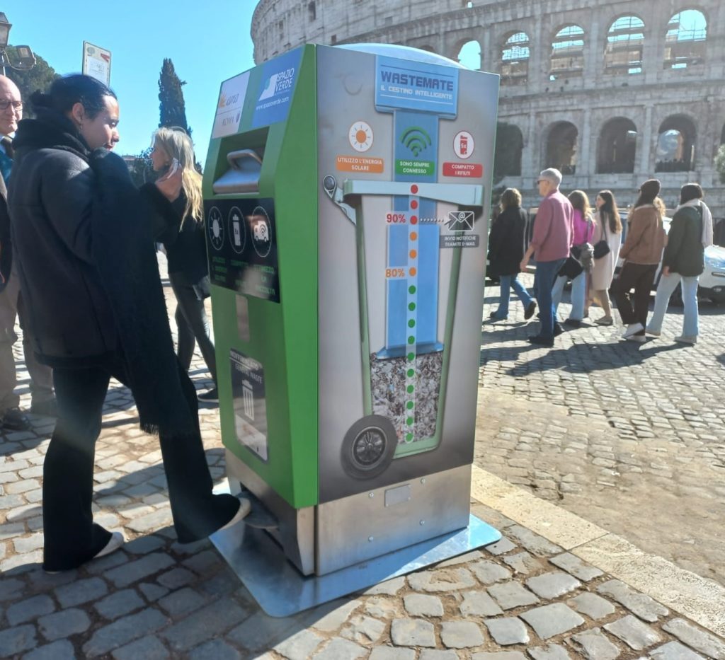 Roma i primi due cestini "intelligenti"