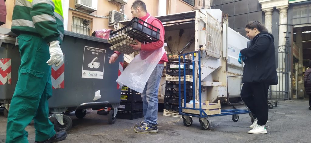 Genova, al via una nuova campagna per migliorare la raccolta differenziata nei mercati