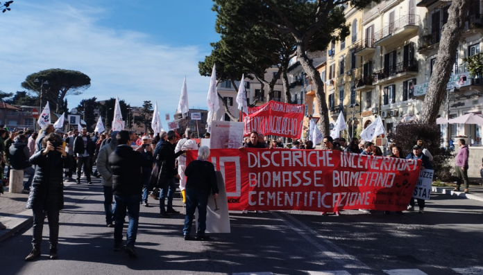 Inceneritore Roma bando di gara corteo inceneritore Roma Inceneritore di Roma presidio no inceneritore roma