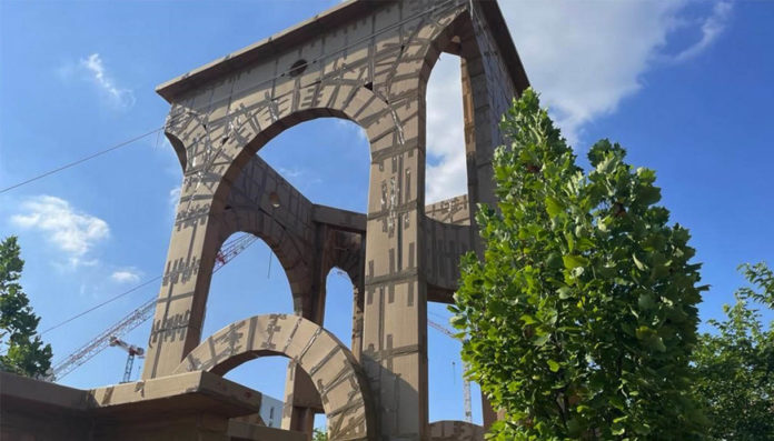 La prima opera monumentale in cartone di Olivier Grossetête a Milano