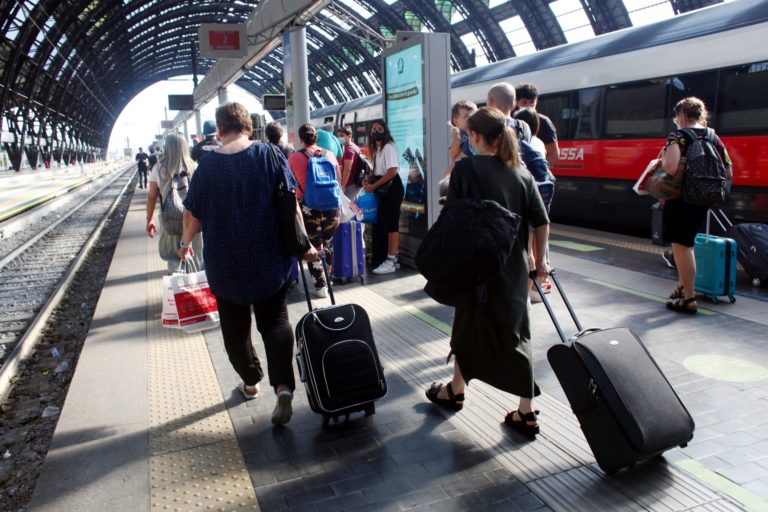 L’Europa investe più sulle autostrade che sulle ferrovie, dal ’95 persi 15mila km di binari