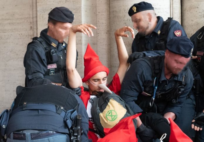 In difesa della libertà di manifestazione degli attivisti per il clima