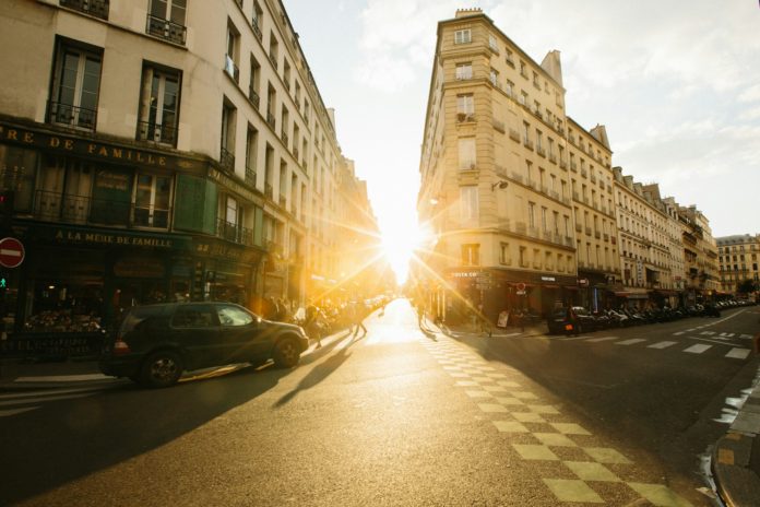 Parigi, cittadini favorevoli a tariffe parcheggio più alte per i SUV