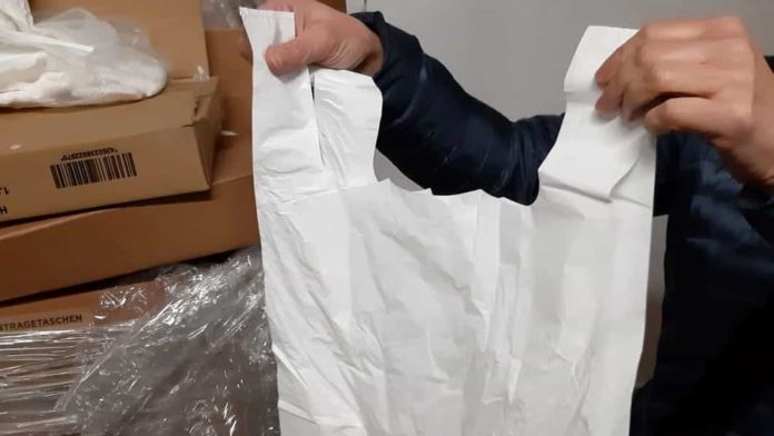Sacchetti di plastica illegali, nuovo sequestro a Napoli