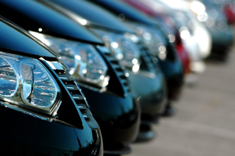 I produttori forniscono poche auto elettriche a prezzi accessibili, frenandone l’adozione | Nuova analisi T&E