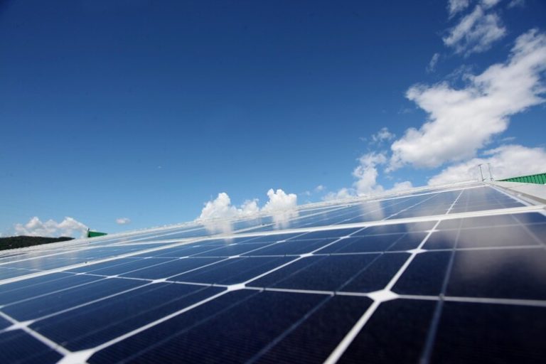 IREX Report 2024: sulle rinnovabili investimenti raddoppiati, prezzi in calo ma tanta incertezza