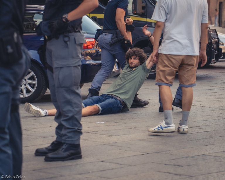 “Costretta a spogliarsi. Umiliazioni e abusi in caserma”, la denuncia di ER dopo la protesta contro il G7 a Bologna