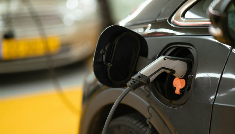 Immatricolazioni primo trimestre, salgono auto elettriche e ibride