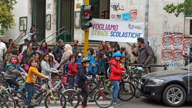 Il 25 ottobre è la giornata di mobilitazione #StreetsForKids per chiedere più strade scolastiche