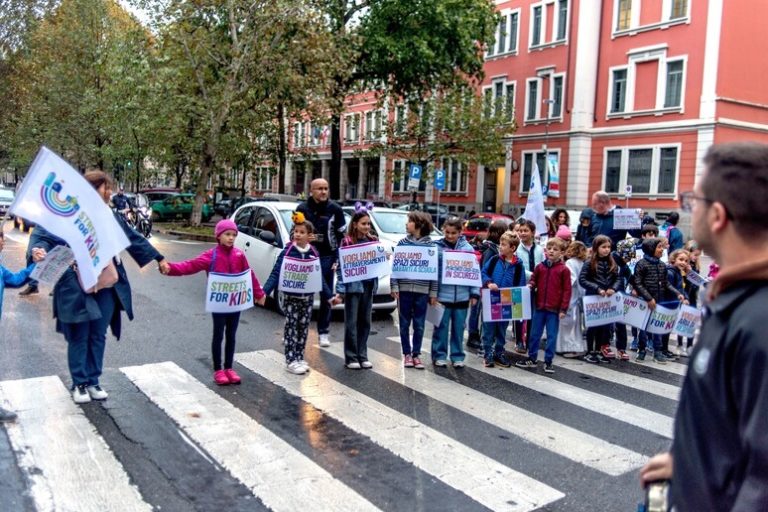 Le strade scolastiche migliorano la qualità dell’aria, i risultati di uno studio condotto a Milano e Roma
