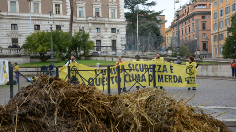 Protesta di Extinction Rebellion al Viminale: 5 quintali di letame scaricati contro le politiche climatiche del Governo