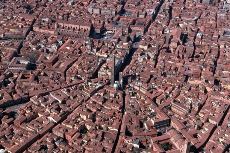 Il Consiglio comunale di Bologna critica il ddl Salva-Milano e si impegna a non applicarlo