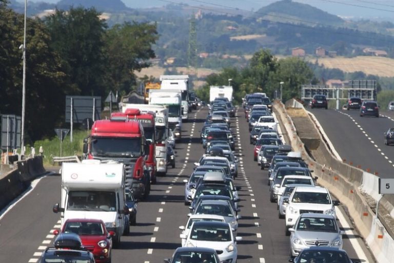 Trasporti pesanti e industria, le difficoltà di decarbonizzare i settori hard-to-abate nel nuovo report Polimi