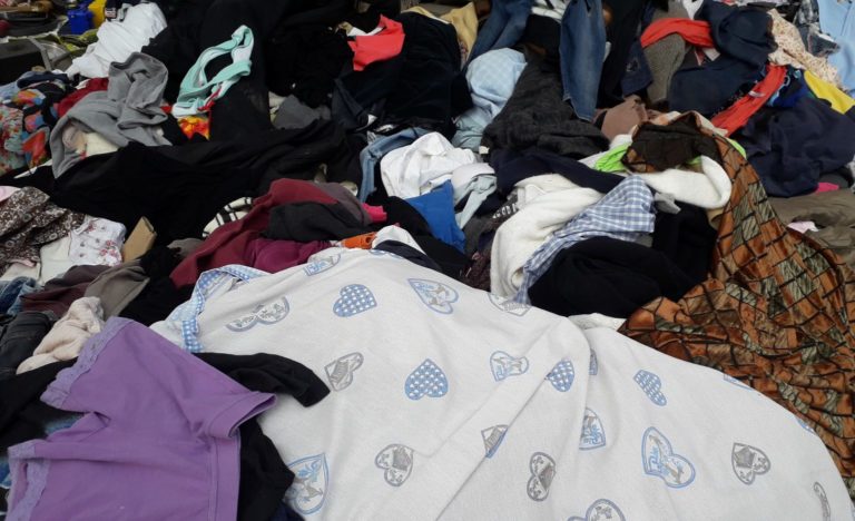 Roma, addio ai cassonetti per gli abiti usati. Ama: “Rovistaggio difficile da presidiare”