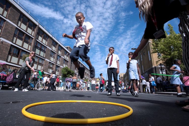Torna ‘Streets For Kids’, la mobilitazione europea che chiede più strade scolastiche e spazi per i bimbi