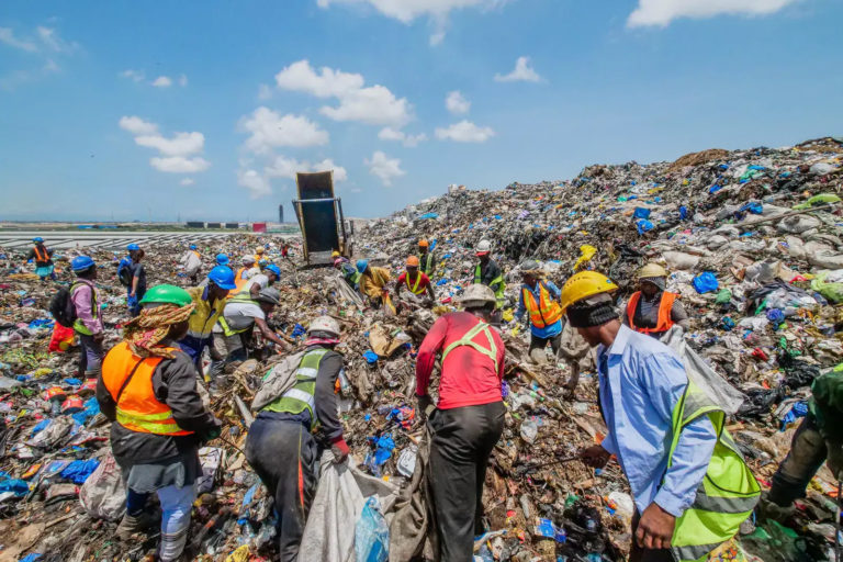 Per contrastare l’inquinamento da plastica bisogna includere milioni di raccoglitori informali