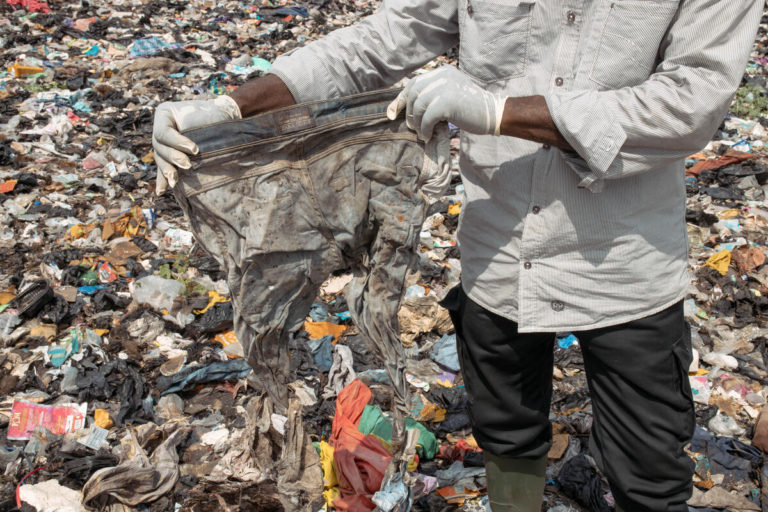 Rifiuti tessili: il 46% degli abiti usati dell’Europa va in Africa e la metà finisce in discarica