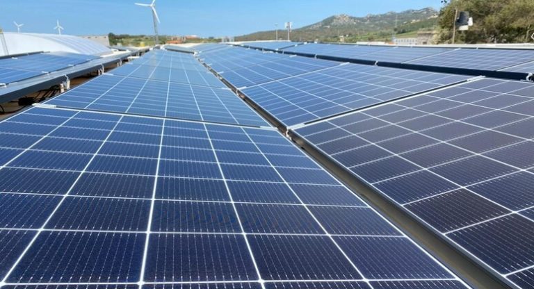 Solare globale verso un altro record: +64% nella prima metà del 2025