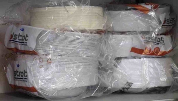 Bari sequestrati 400 mila articoli plastica Bari sequestrati 400 mila articoli plastica