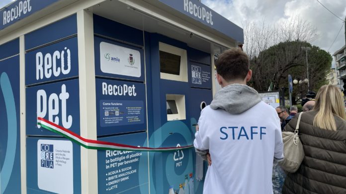 recopet_santOlcese_staff_ (1) Inaugurato nel genovese il nuovo ecocompattatore Recopet per il riciclo di bottiglie in PET