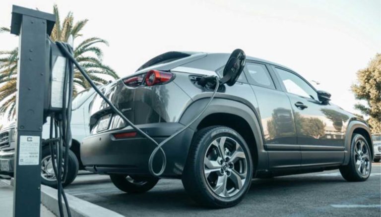 Auto elettriche Italia 70mila punti ricarica Mobilità elettrica scommessainfrastrutturale Roma 42 aree colonnine ricarica veicoli Mercato auto elettriche italiano oltre il 10%, ma il divario dai Paesi Ue resta ampio Auto elettriche, T&E: guidare un'auto elettrica costa la metà del diesel Europa imprese Ong rincari energia