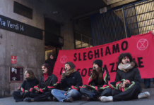 Extinction Rebellion blocca l’ingresso Rai a Torino: “Sleghiamo l’informazione” Extinction Rebellion blocca l’ingresso Rai a Torino: “Sleghiamo l’informazione”