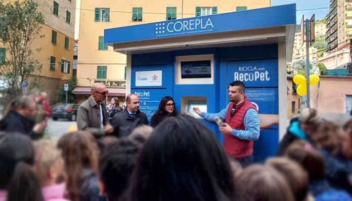 Genova ecocompattatore Corepla Quezzi
