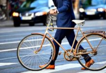 Novara, premi e incentivi per chi va al lavoro in bicicletta, a piedi o in monopattino Novara lavoro bicicletta piedi monopattino