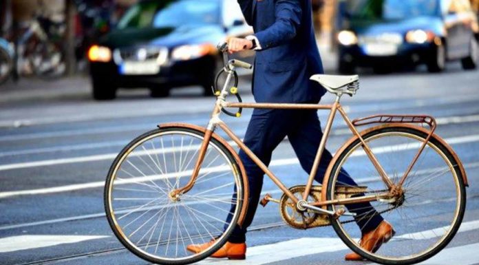 Piste ciclabili, auto elettriche e altri interventi: così 19 città mondiali hanno ridotto lo smog di oltre il 20% Novara lavoro bicicletta piedi monopattino Smog urbano PM2.5 NO2