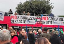 Roma, corteo di auto contro le ciclabili nella Giornata delle vittime della strada Roma corteo auto ciclabili