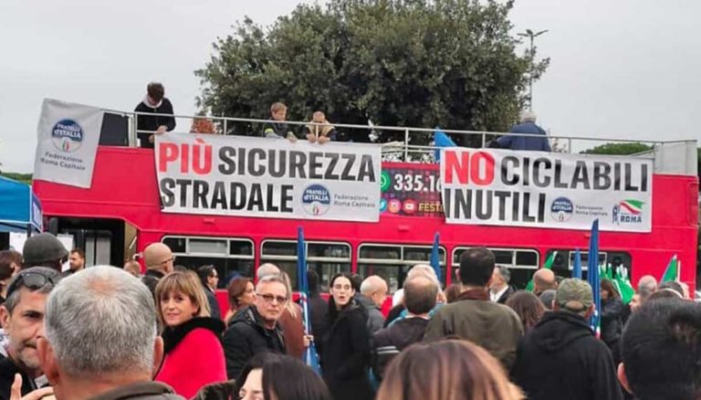 Roma corteo auto ciclabili