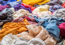 “Panni Sporchi”: rivedi la puntata di Report su fast fashion e rifiuti tessili Report fast fashion rifiuti tessili