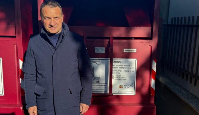 Notizia-rifiiuti Roma, nuovi cassonetti amaranto per la raccolta degli indumenti