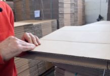 Il viaggio di una scatola di cartone a Torino: dalla produzione al riciclo