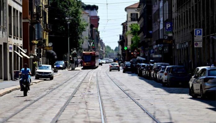 Milano Porta Romana strada pedoni