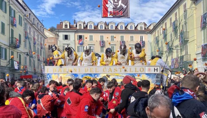 Carnevale Ivrea 2026 sacchi carta riciclata Battaglia Arance